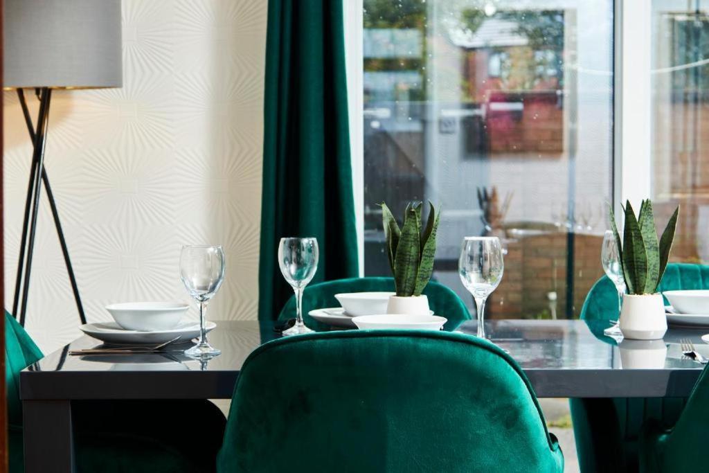 The Emerald House Of Manchester - Garden - Parking Buitenkant foto